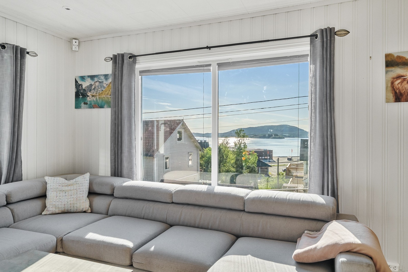 Fra stuen er det pen utsikt mot fjorden. Galleribilde