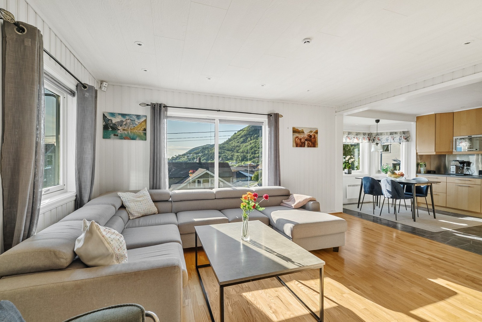 Romslig stue med god plass til flere sittegrupper. Galleribilde