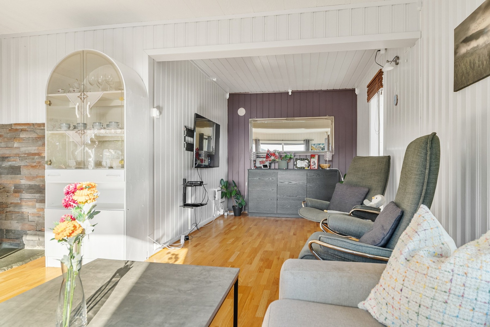 Stuen er vinklet, slik at man kan ha egen TV-stue del. Galleribilde