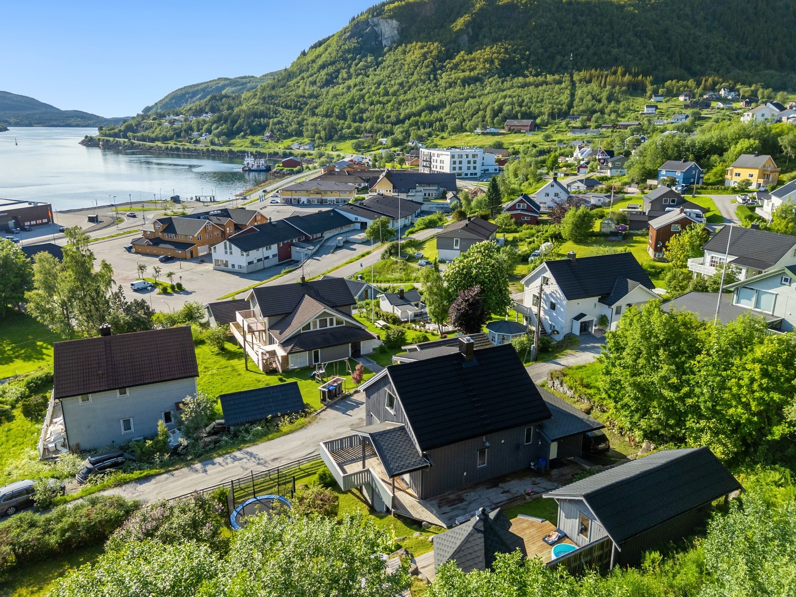 Stor og flott eiendom, pent opparbeidet med hage over flere nivåer og flere terrasser. Galleribilde