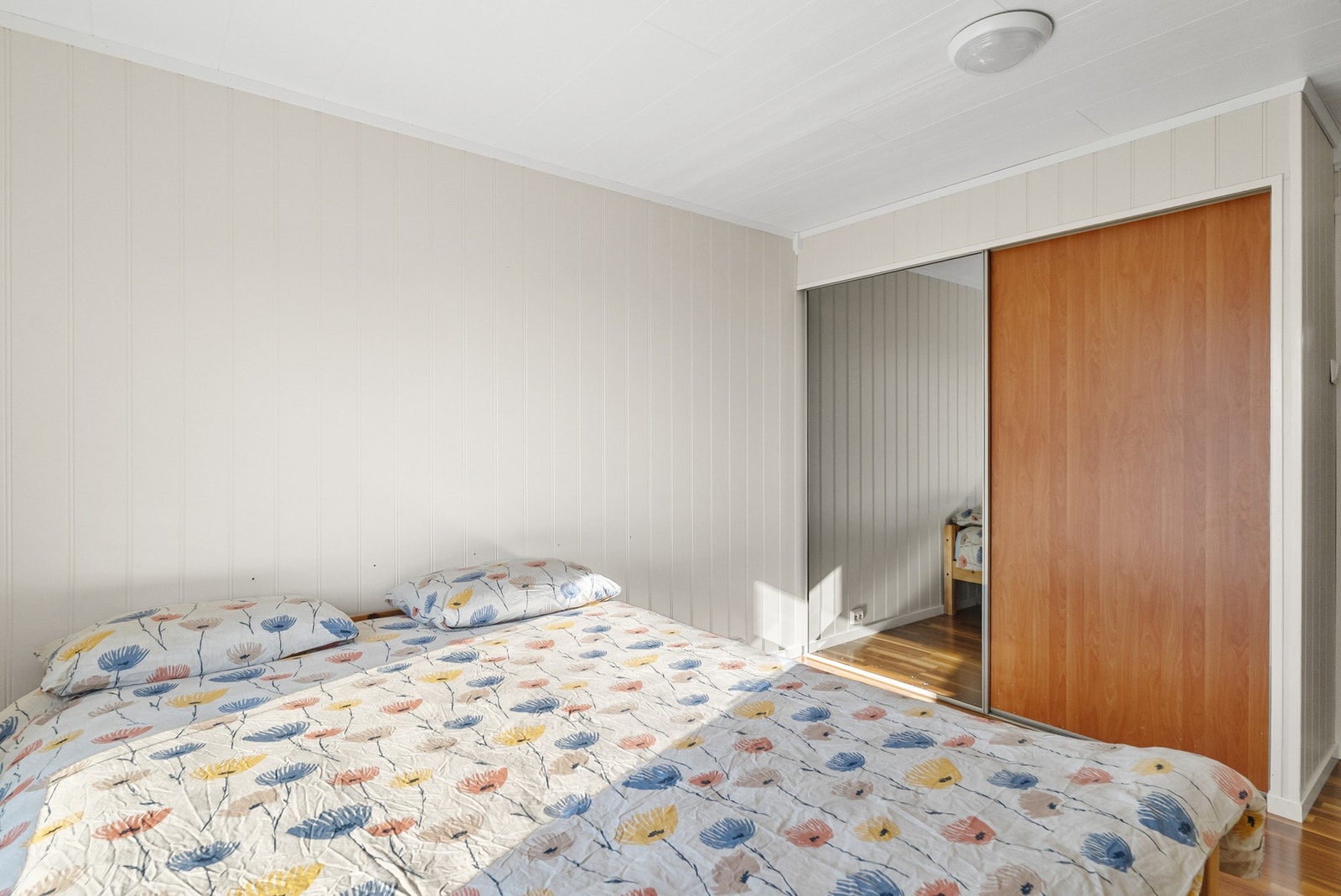 Skyvedørsgarderobe på soverommet. Galleribilde