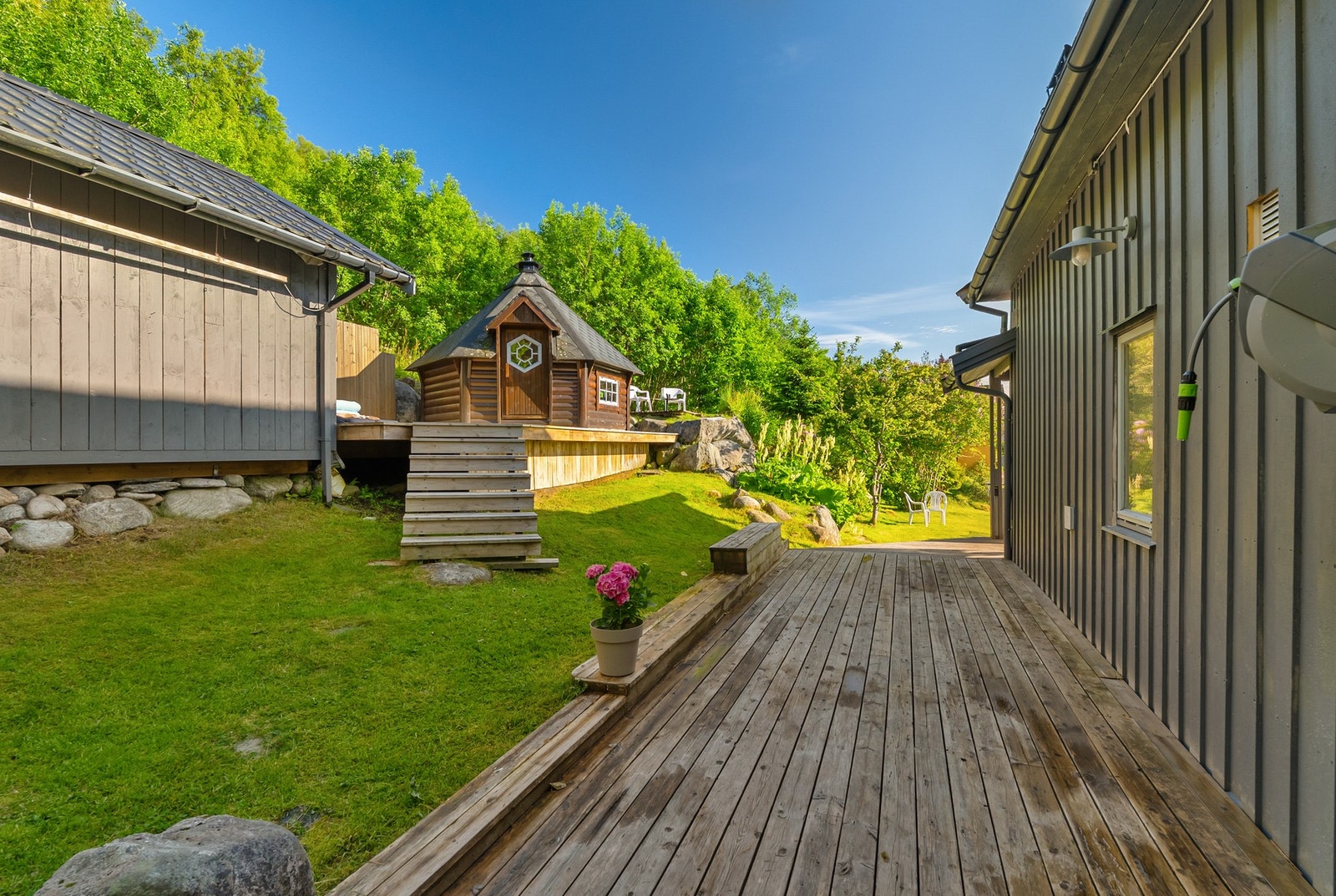 Det er etablert stor utebod/hobbybu på eiendommen. Galleribilde