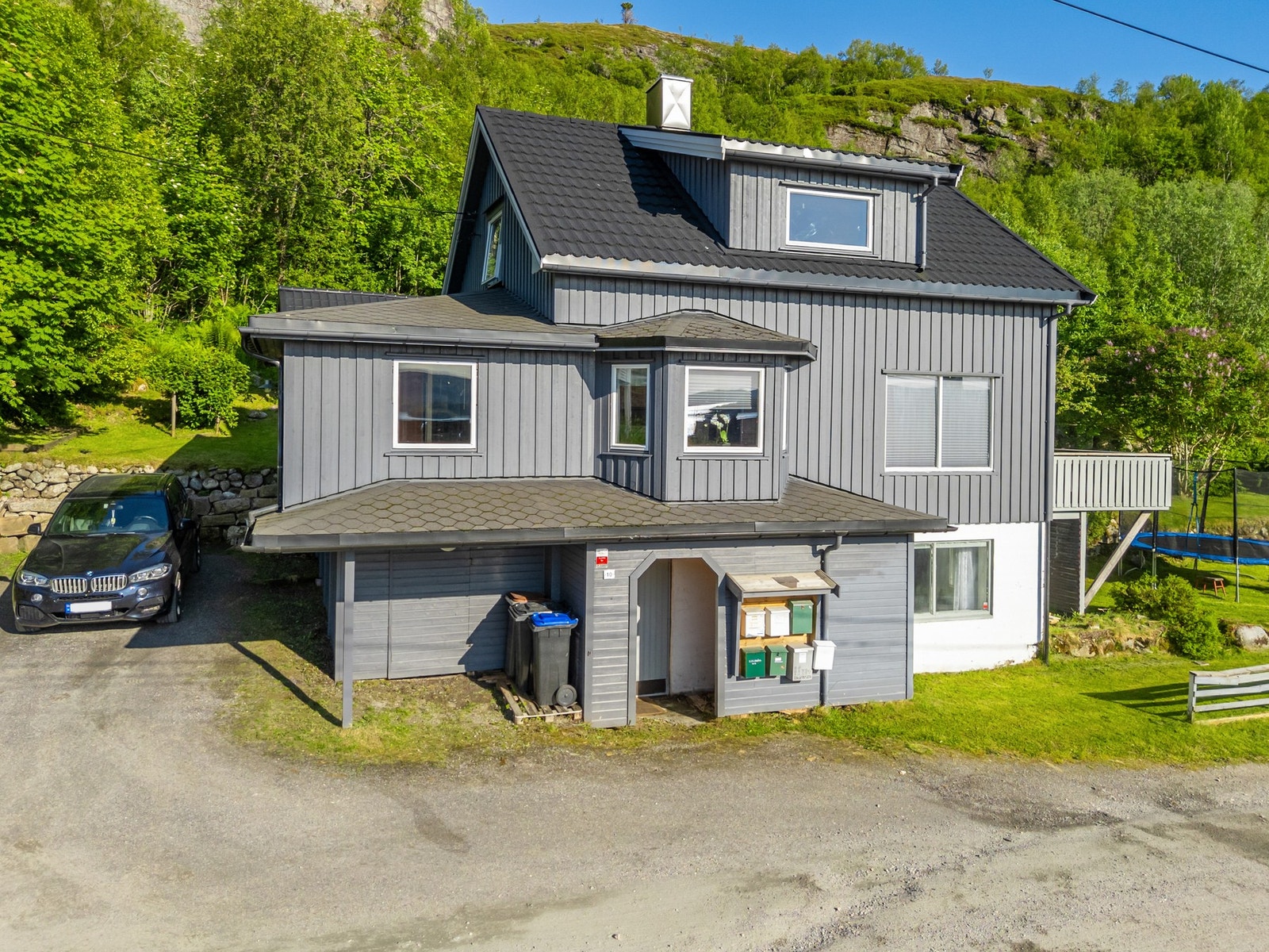 Boligen går over 3.etasjer og er meget innholdsrik. Galleribilde