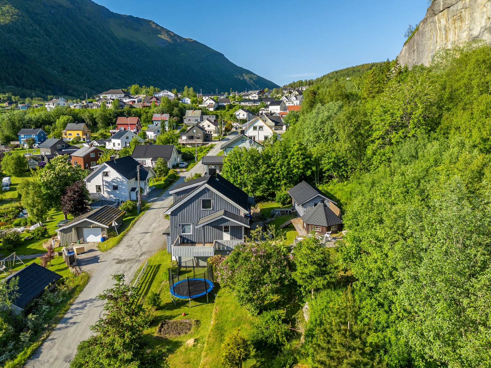 Boligen ligger i veletablert og rolig område, med lite trafikk. Galleribilde