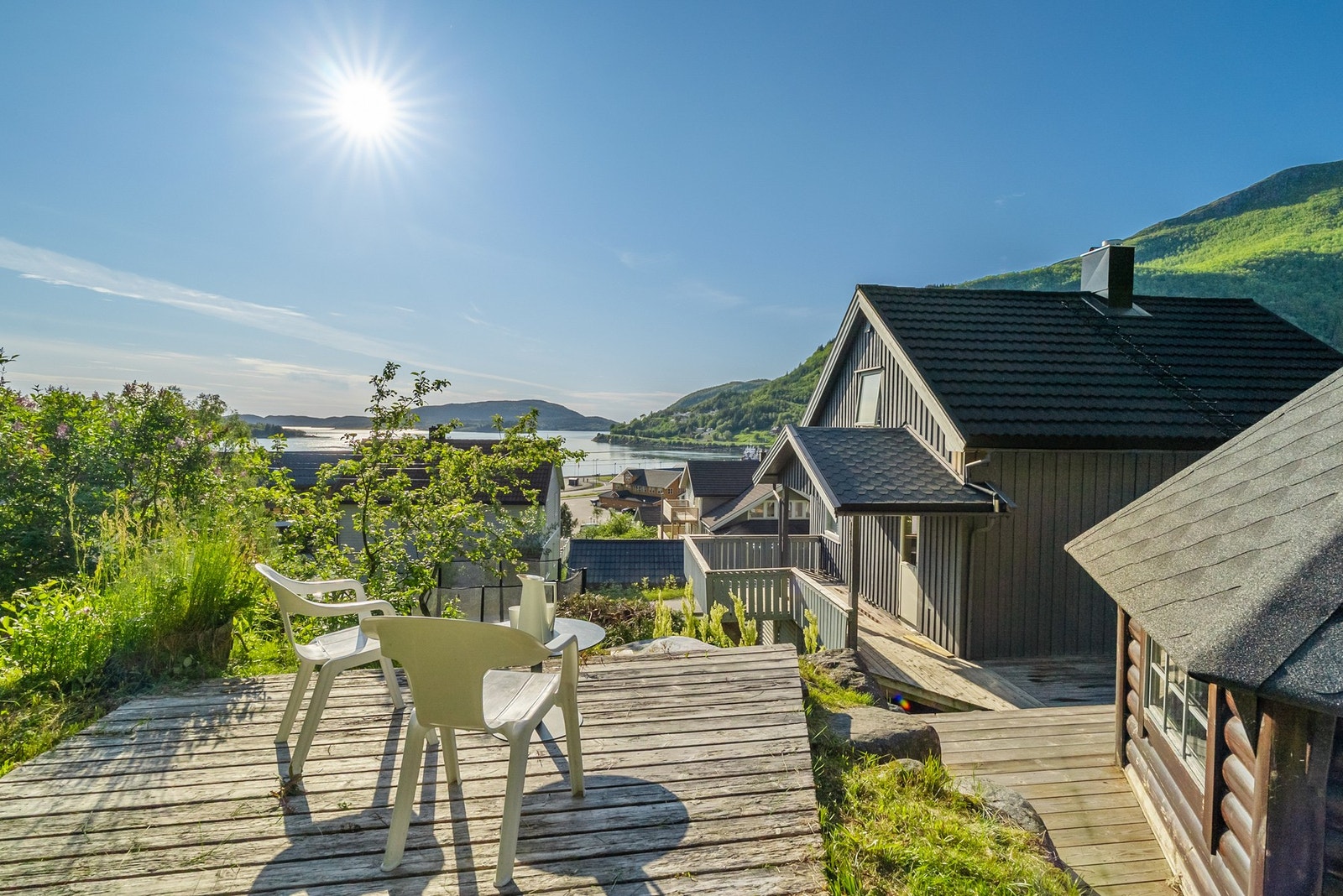 Fra eiendommen er det flott utsikt mot fjorden og nærområdet. Gode solforhold. Galleribilde