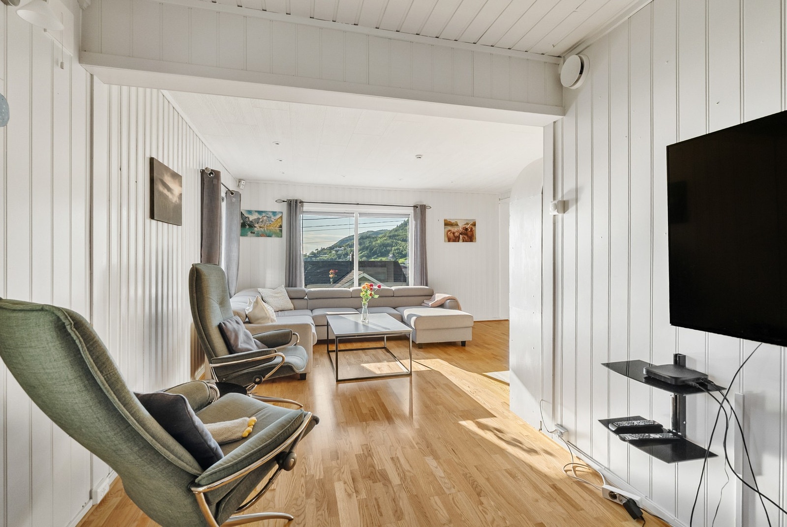 Fra TV-stuen er det utgang til veranda. Galleribilde