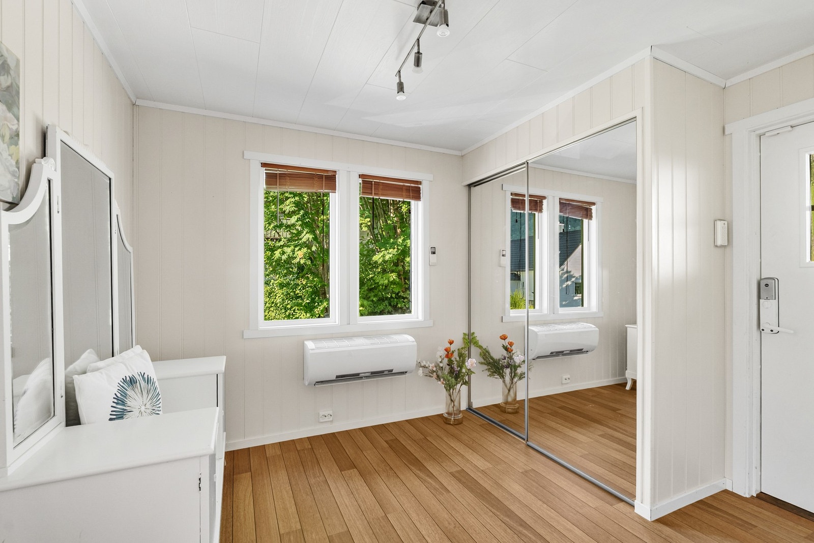 Stor entré/hall med skyvedørsgaredrobe. Galleribilde