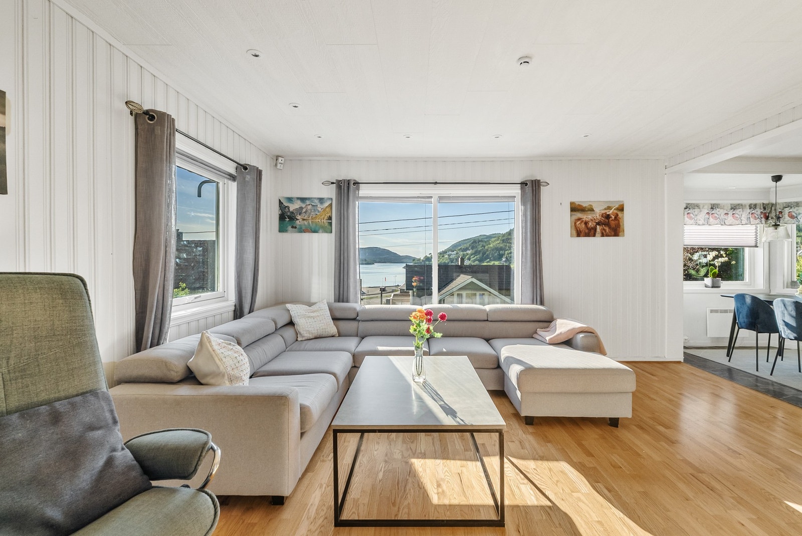 Store vindusflater gir godt med lys inn. Galleribilde