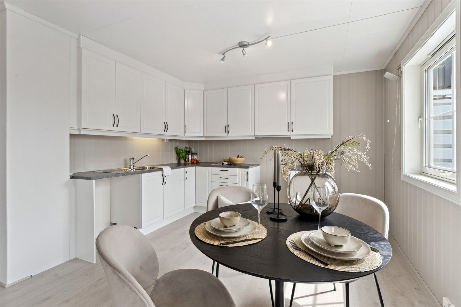 Et bruksvennlig og godt tilpasset kjøkken. Galleribilde