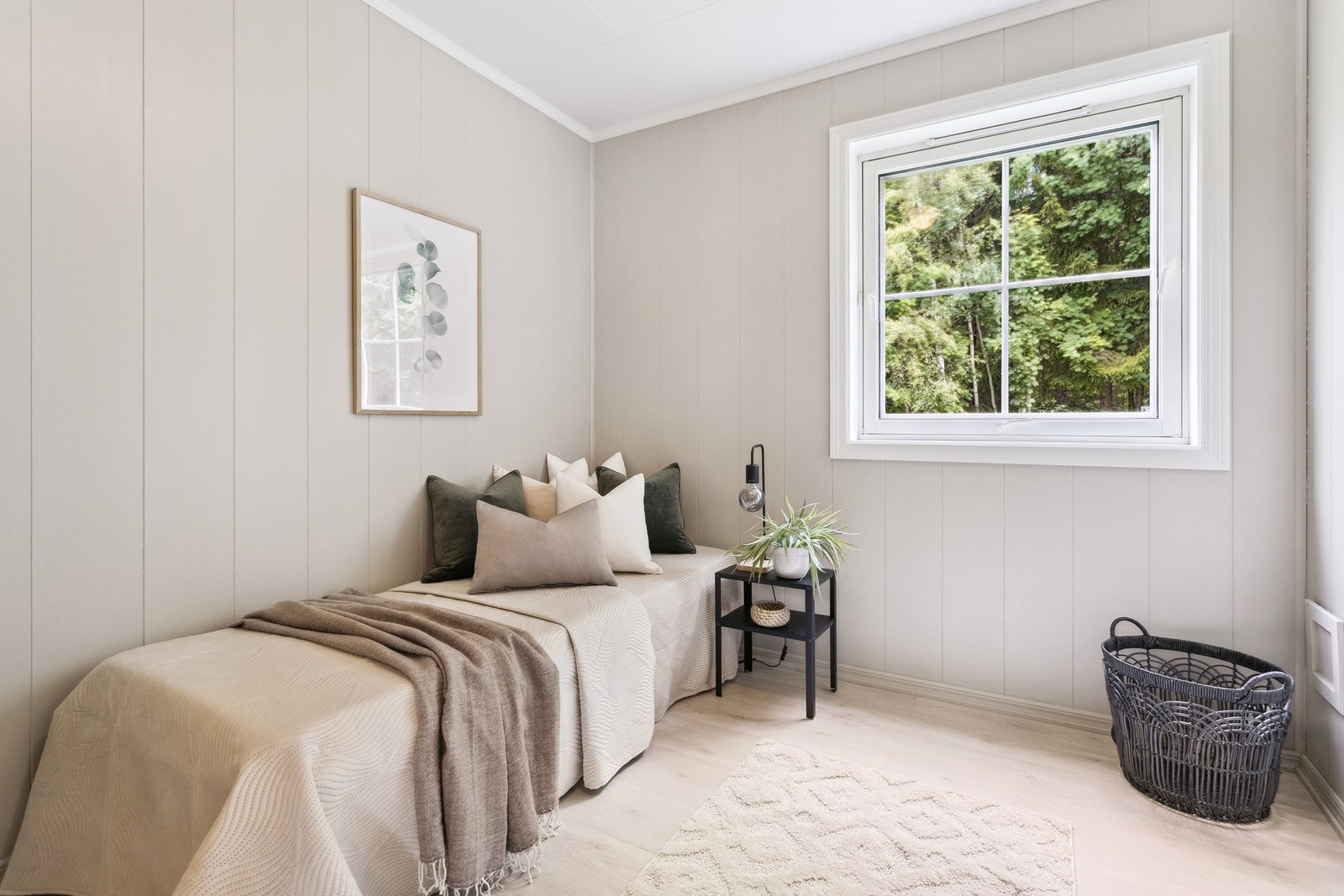 Det andre soverommet egner seg perfekt som barnerom, gjesterom eller hjemmekontor. Overflater fra 2025. Galleribilde