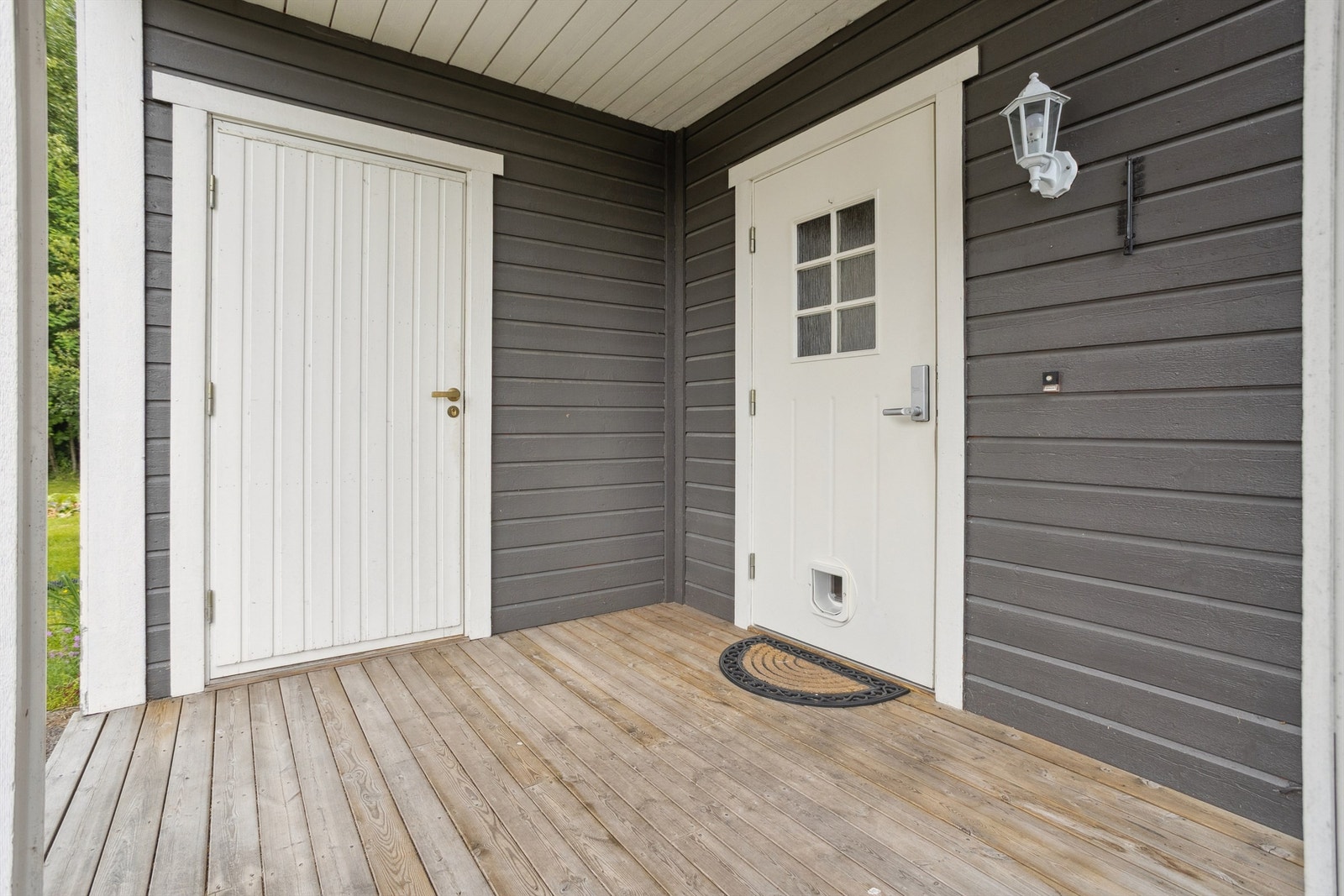 Overbygget inngangsparti med adkomst til sportsbod. Galleribilde