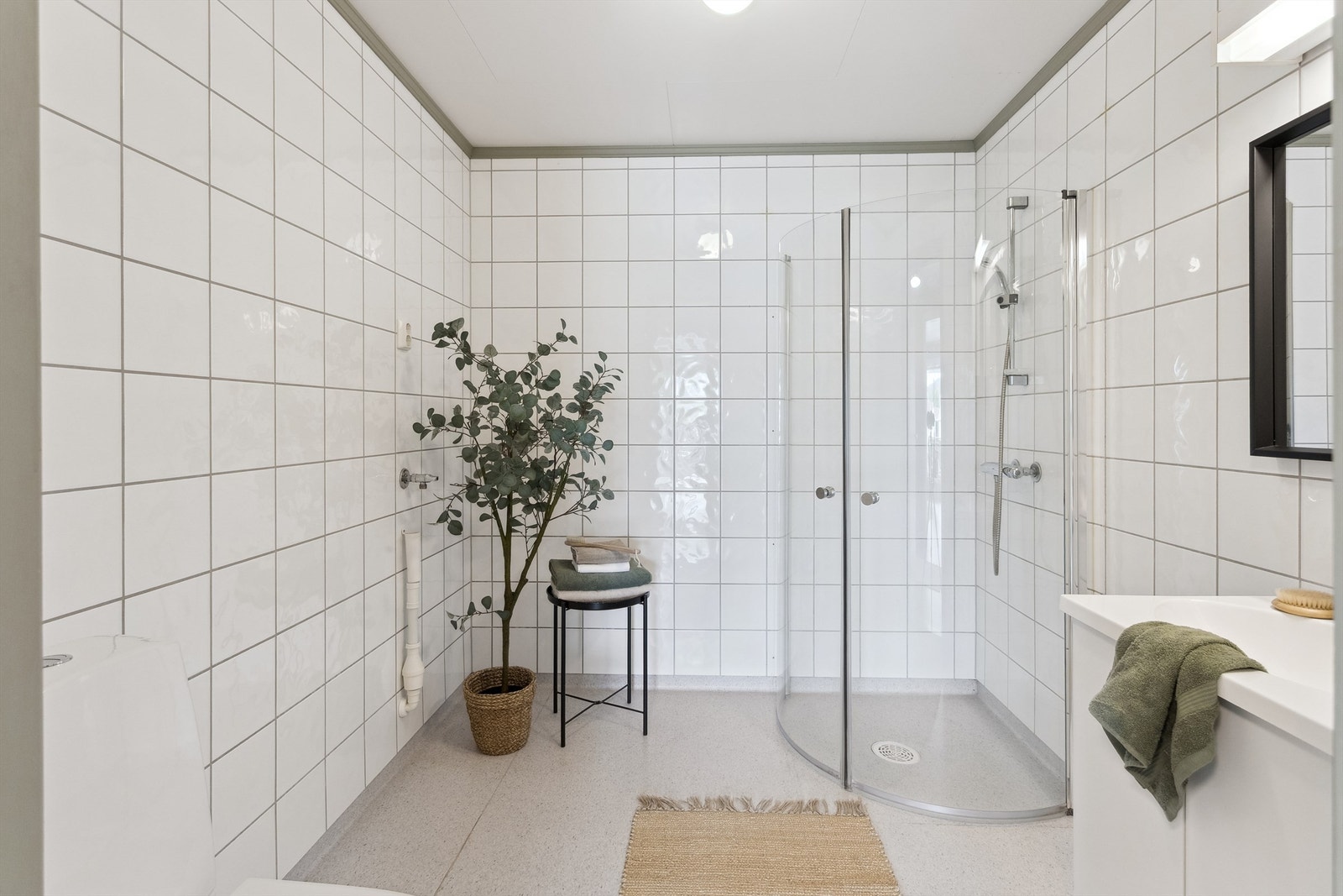 Dusjhjørne med innfellbare glassdører. Elektrisk gulvvarme. Galleribilde