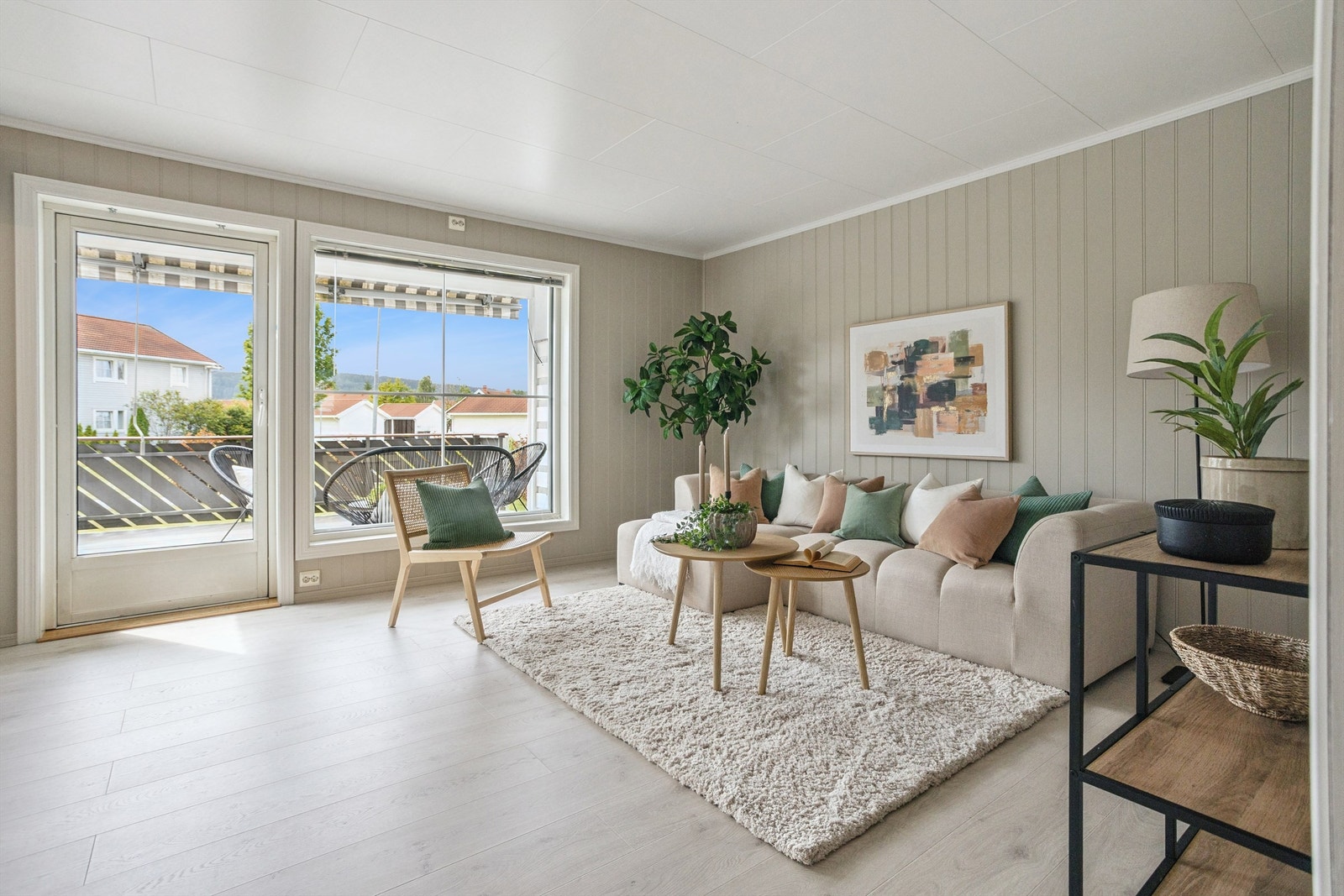 Stuen har store vindusflater og åpen løsning mot kjøkkenet - dette gir en god romfølelse. Galleribilde