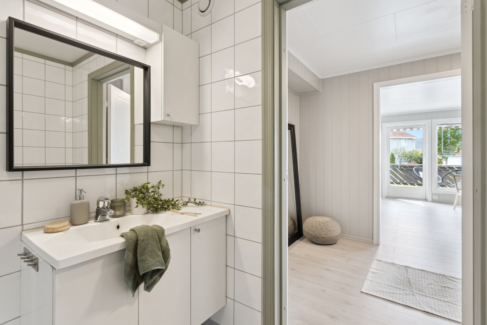 Badet har flislagte vegger, stor servant og god plass til vaskemaskin. Galleribilde