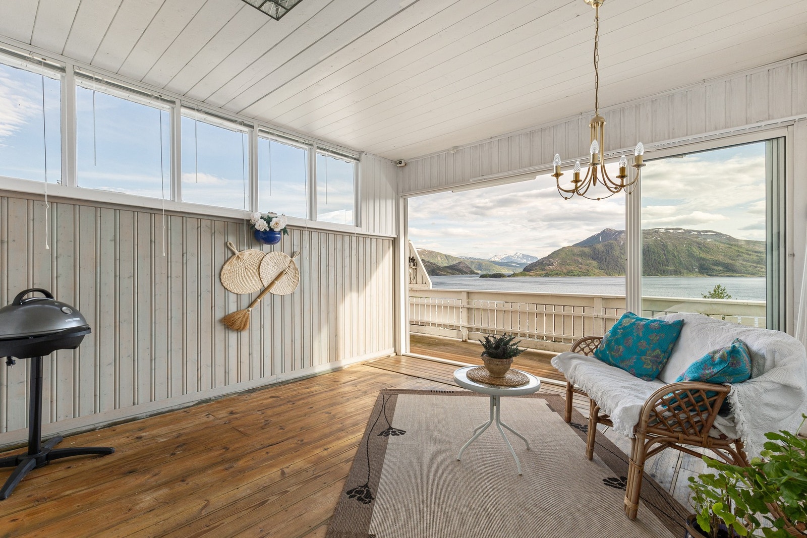 En flott utestue som gjør at du forlenger stuen til bruk hele året Galleribilde