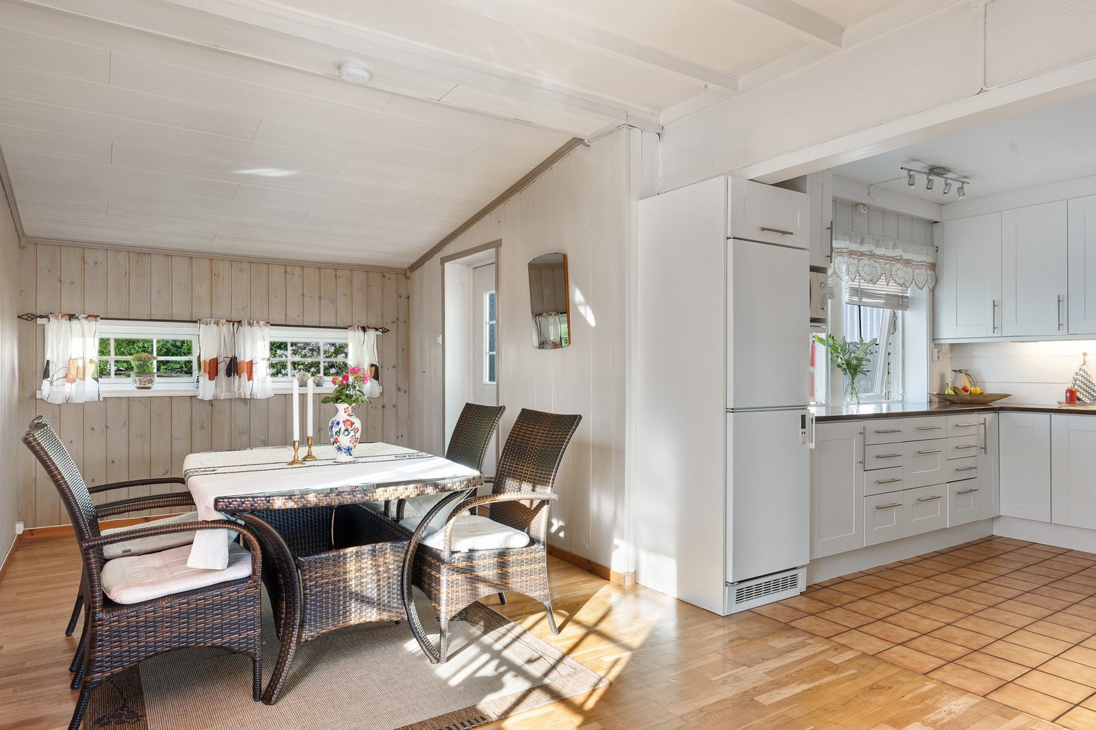 Spiseplassen får sin naturlige plass i direkte tilknytning til kjøkkenet som gir rom for flere sosiale soner selv ved matlagingen Galleribilde