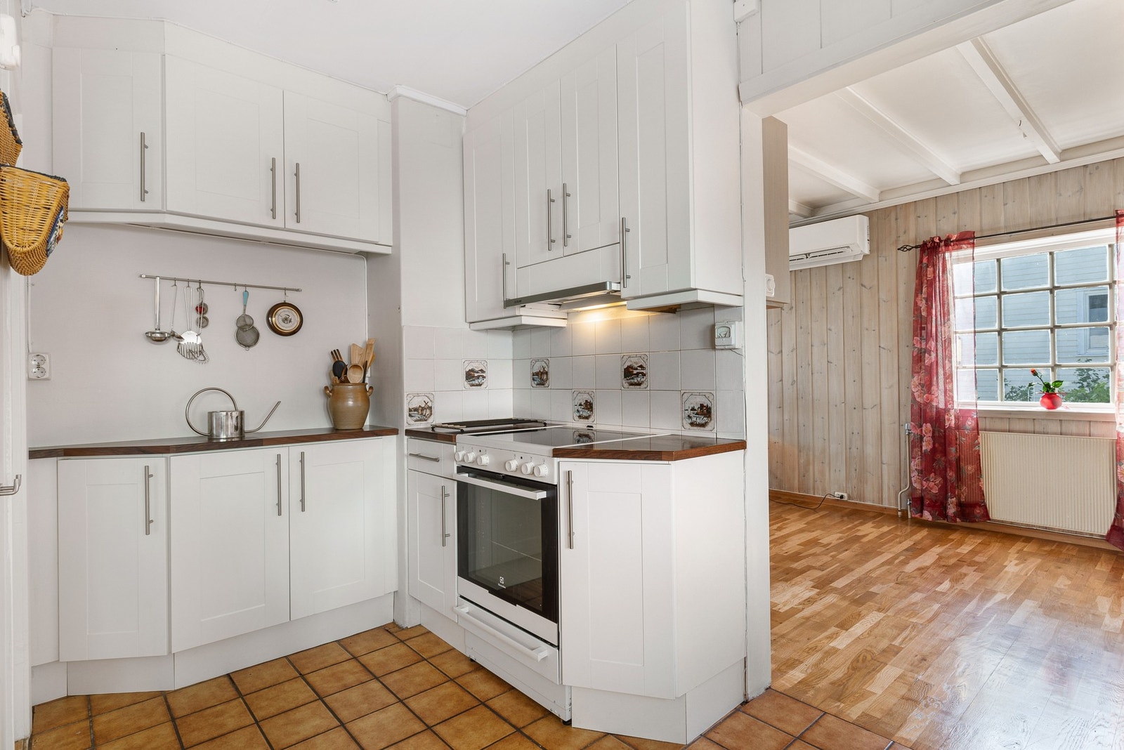 Kjøkkenet har rikelig med skap- og benkeplass Galleribilde