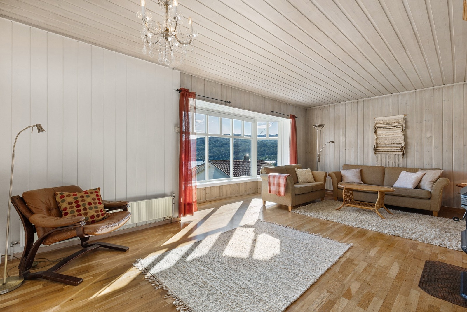 Stuen er av god størrelse med god plass til sofagruppe og spisebord med tilhørende møblement Galleribilde