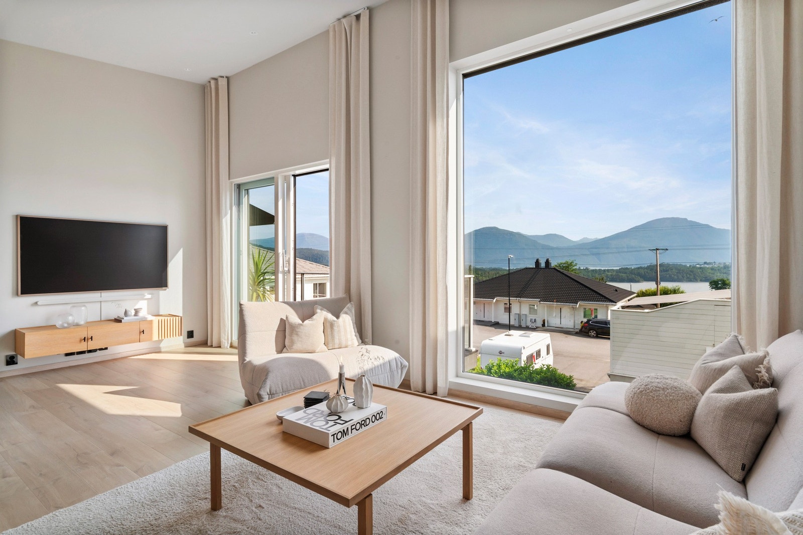 Det er bare å glede seg til visningen for å se takhøyde og utsikt med egne øyne. I mellomtiden kan du sammenligne skyvedøren til veranda med vinduet til høyre. Galleribilde