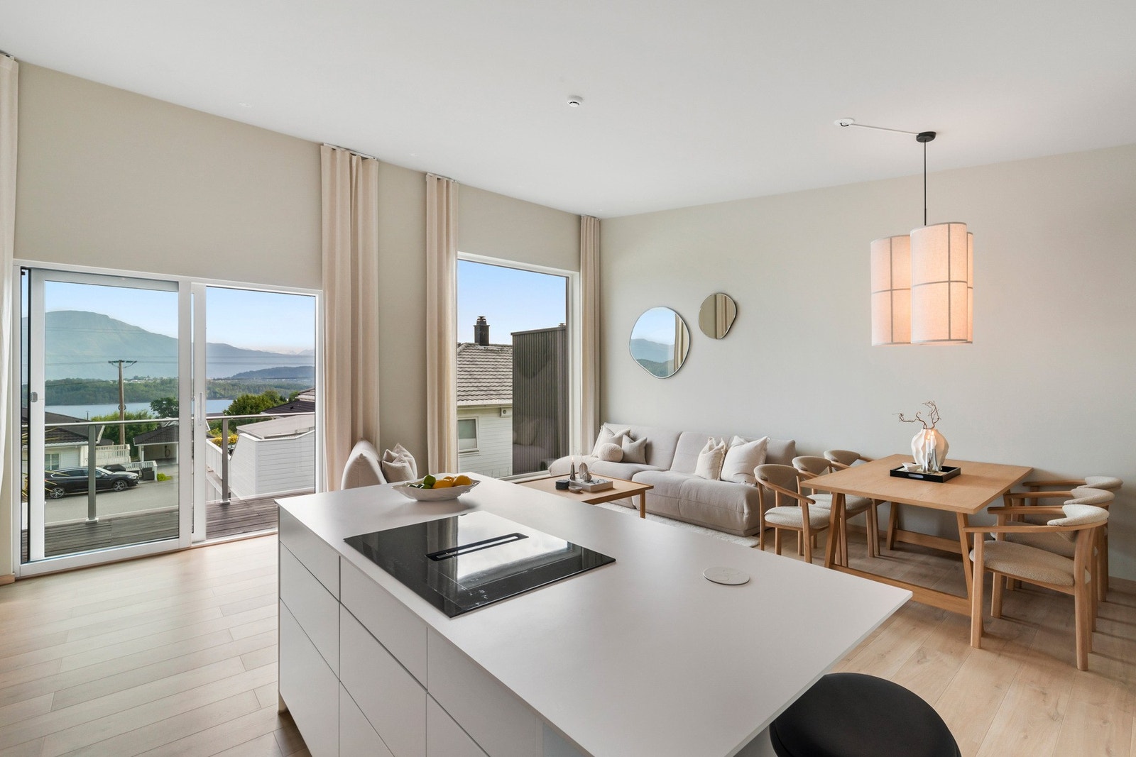 De store vindusflatene mot syd og takhøyde på ca 3,60 meter gir rommet et herlig og luftig inntrykk. Galleribilde