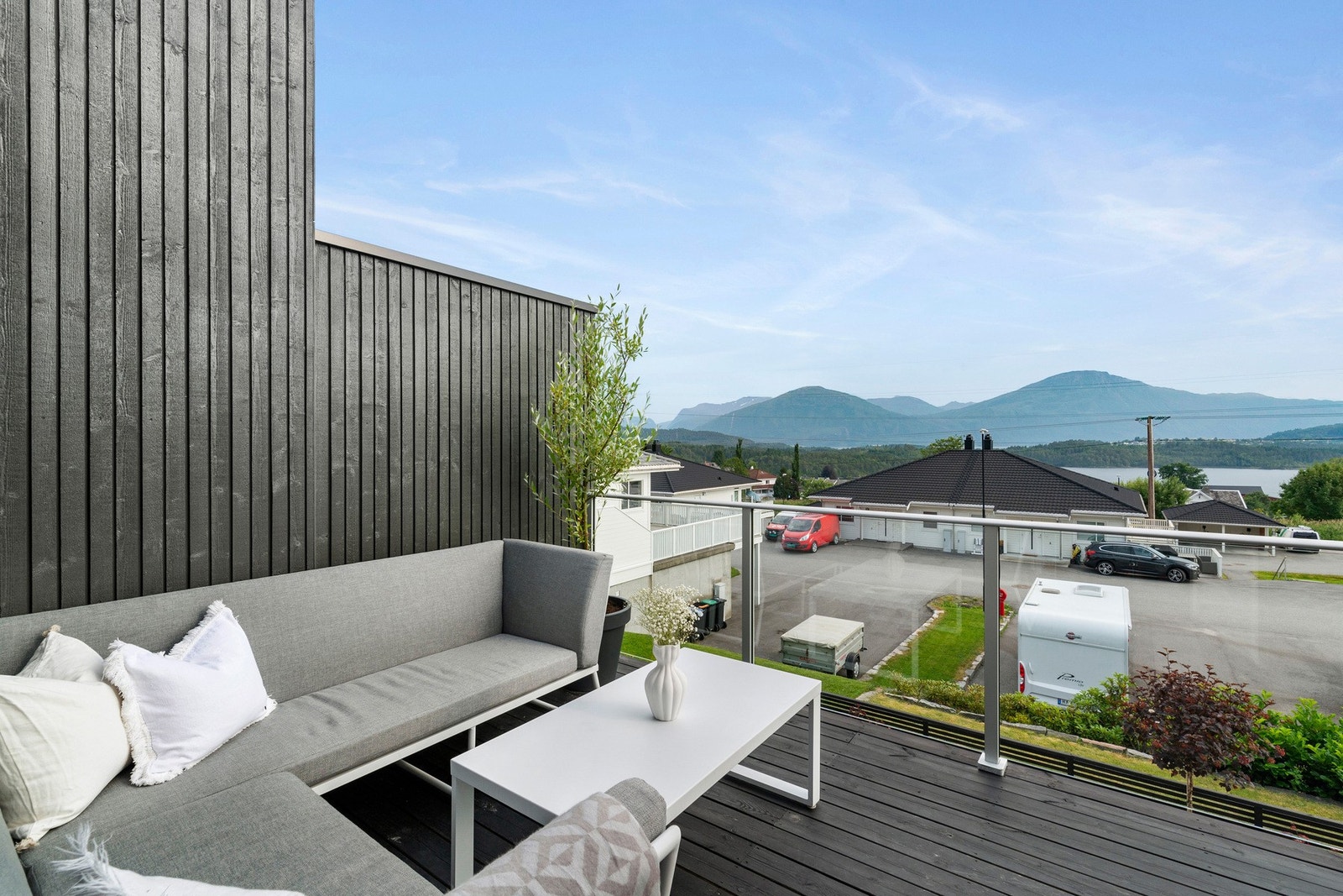 Ta med deg favorittboka, noe kaldt i glasset og nyt tilværelsen Galleribilde