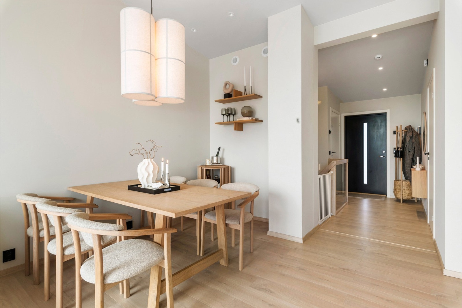 I den åpne løsningen mellom stue og kjøkken er det naturlig plass for spisebord. Galleribilde