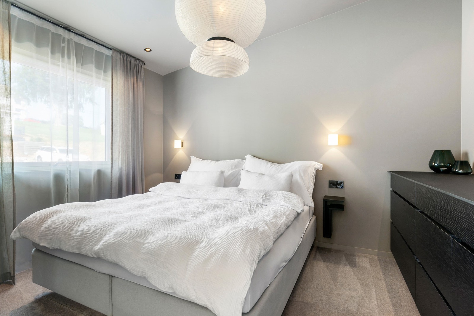 Boligen har totalt 3 soverom, dette ligger i hovedetasjen, og de 2 andre er i underetasjen. Legg merke til den flotte og plassbygde kommodeløsningen. Galleribilde