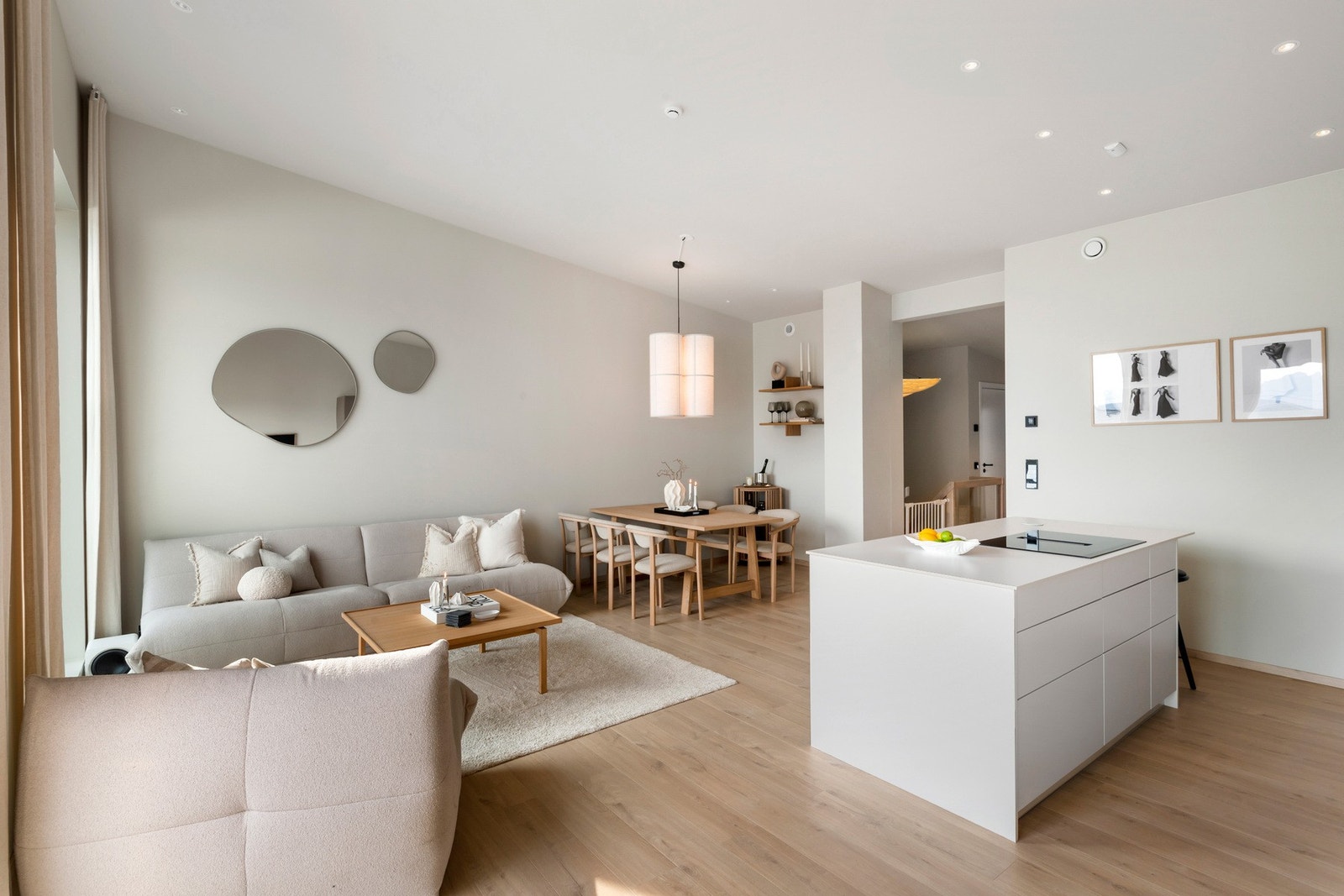 Legg merke til de pene enstavs laminatgulvene og den avstemte paletten som følger hele boligen. Galleribilde