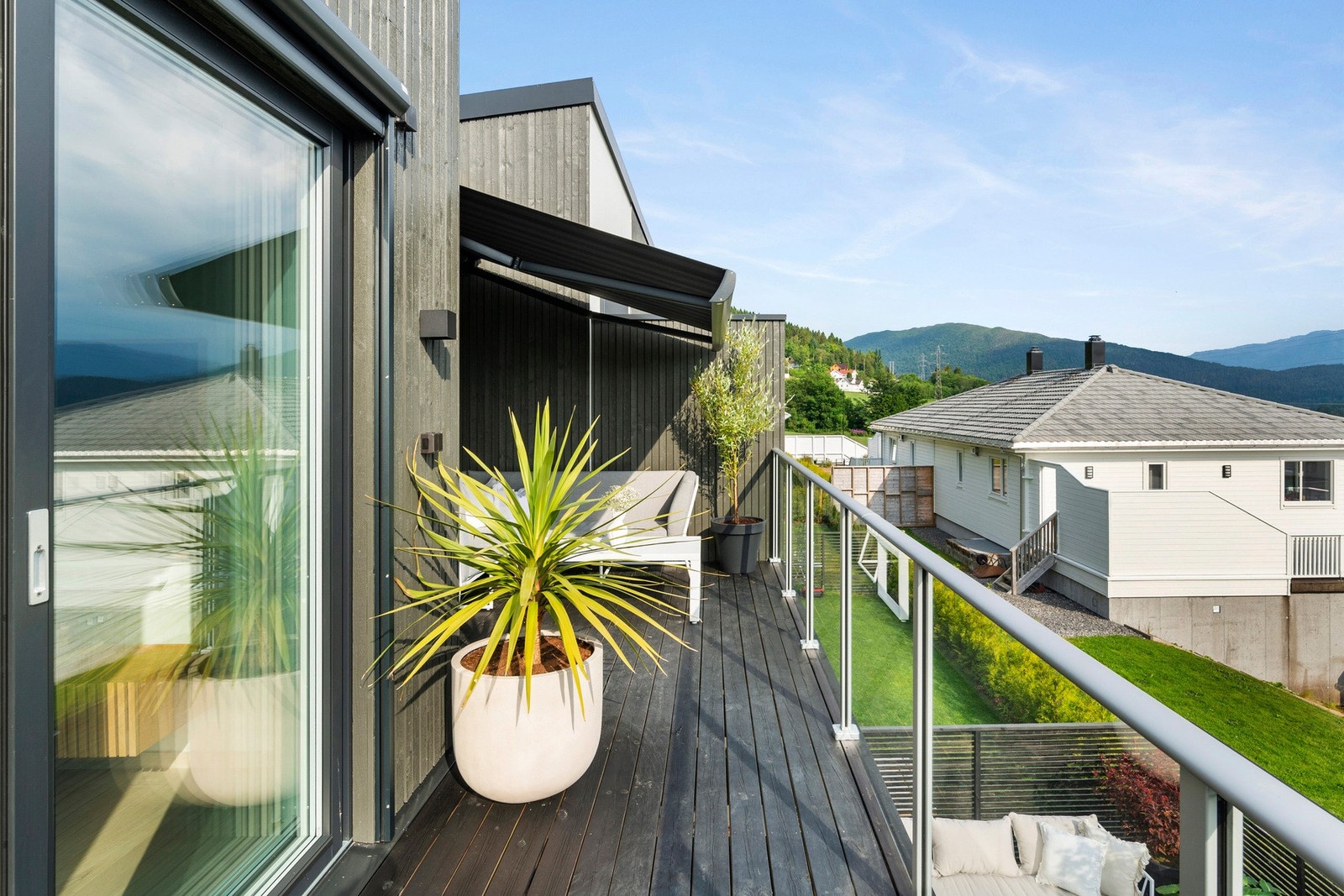 Verandaen har solid og elektrisk styrt markise, belysning, elpunkt og gode solforhold. Her kan livet nytes. Galleribilde