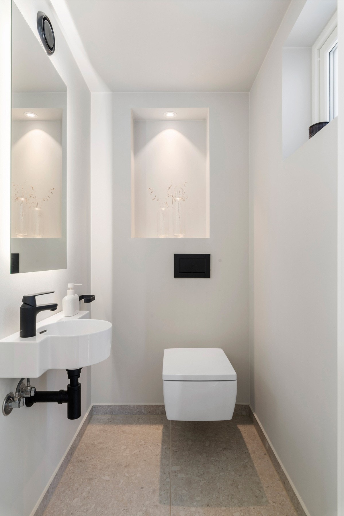 I hovedetasjen har man et elegant og praktisk toalettrom med stilrene og flotte detaljer. Galleribilde