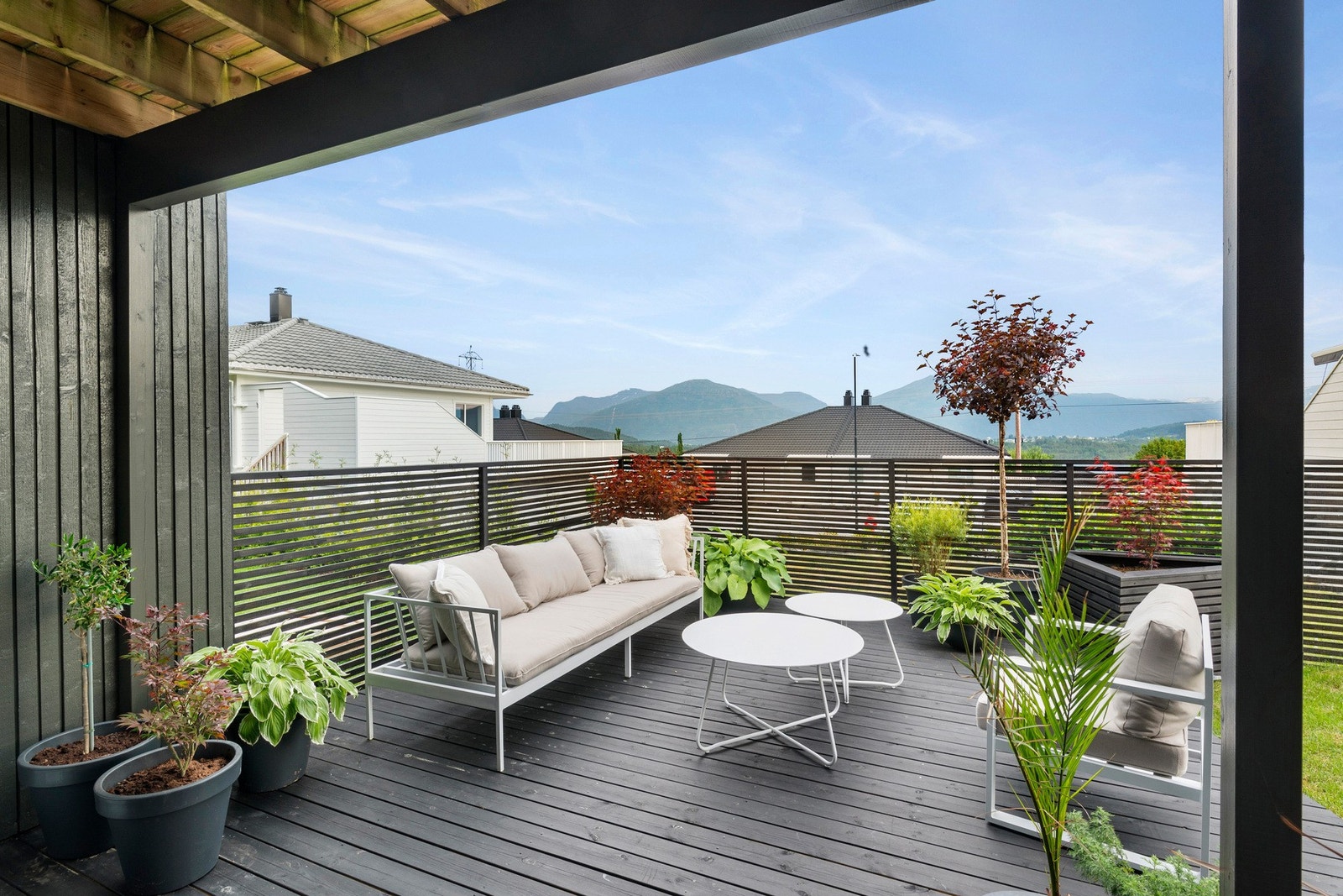 Markterrassen er familiens oase, innegjerdet, beplantet og med gode solforhold. Galleribilde