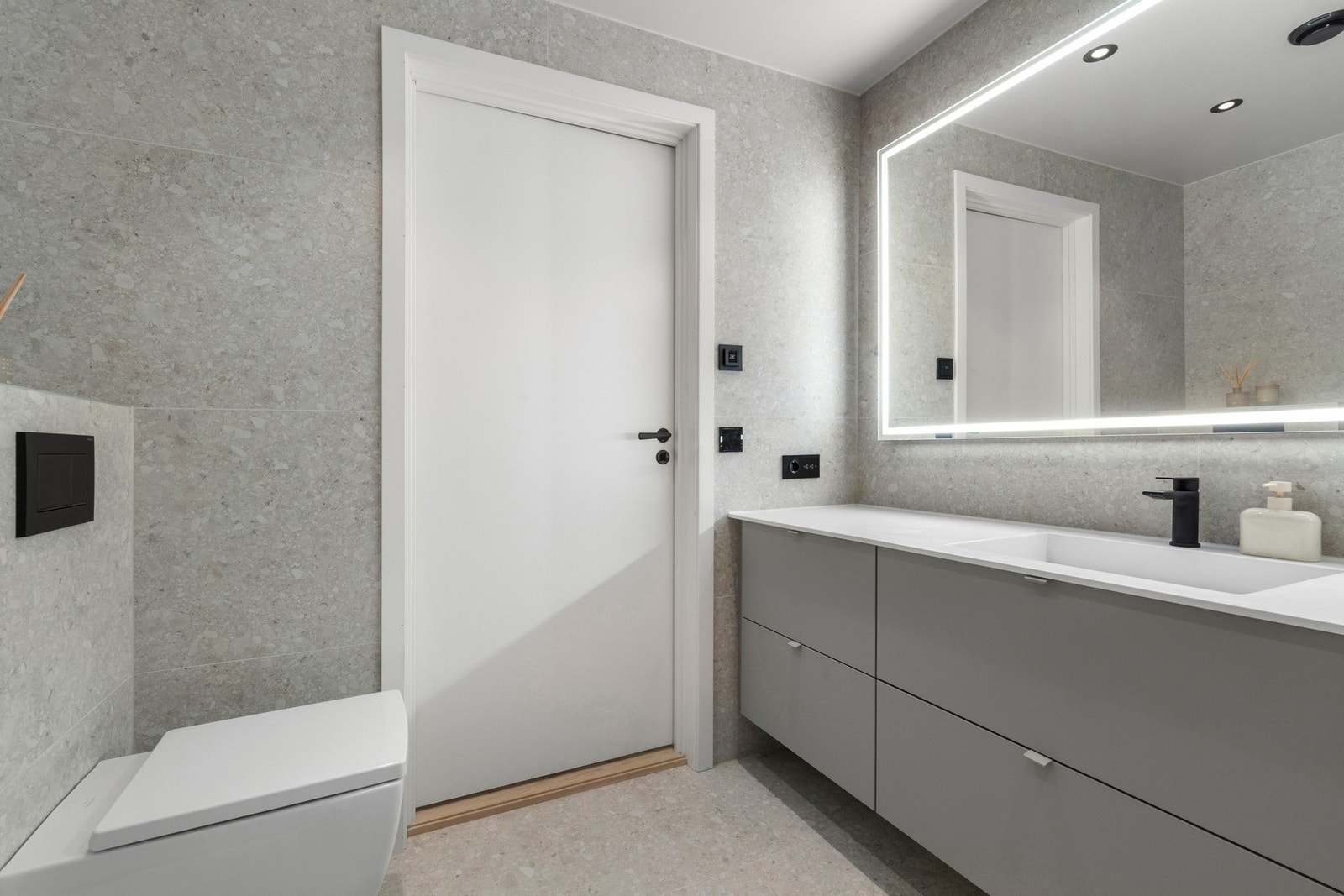 Badet er nærmest som en drøm. Legg merke til størrelsen på speilet, servantplaten, flisene, designet på wc og øvrige detaljer. Badet er på ca 6 kvm. Galleribilde