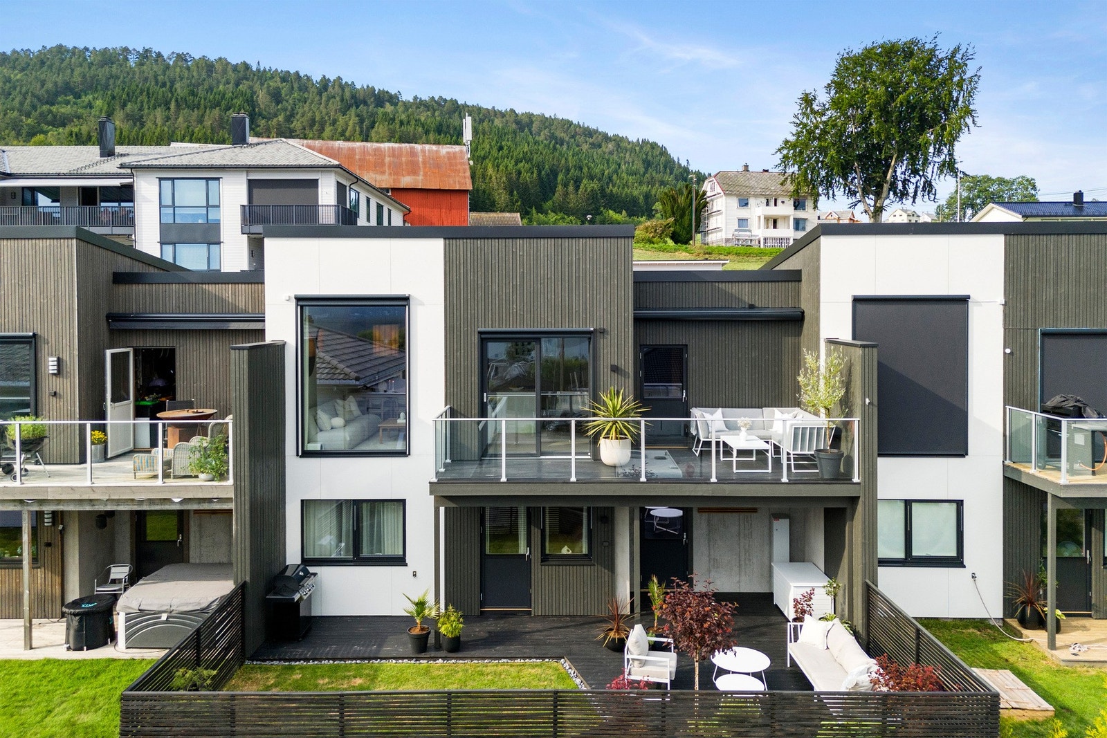 Velkommen til flotte Nilsgarden 55, presentert med stolthet av EIE eiendomsmegling ved Sissel Longva. Foto; Diakrit ved Krisztián Sere Galleribilde