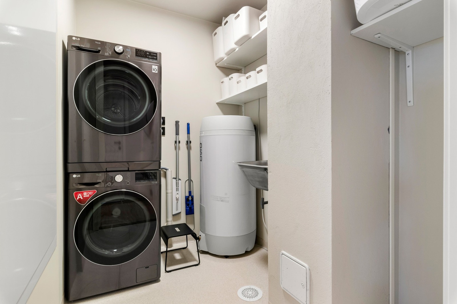 Vaskerommet har selvsagt sluk i gulvet, utslagsvask og hyller for oppbevaring. Galleribilde