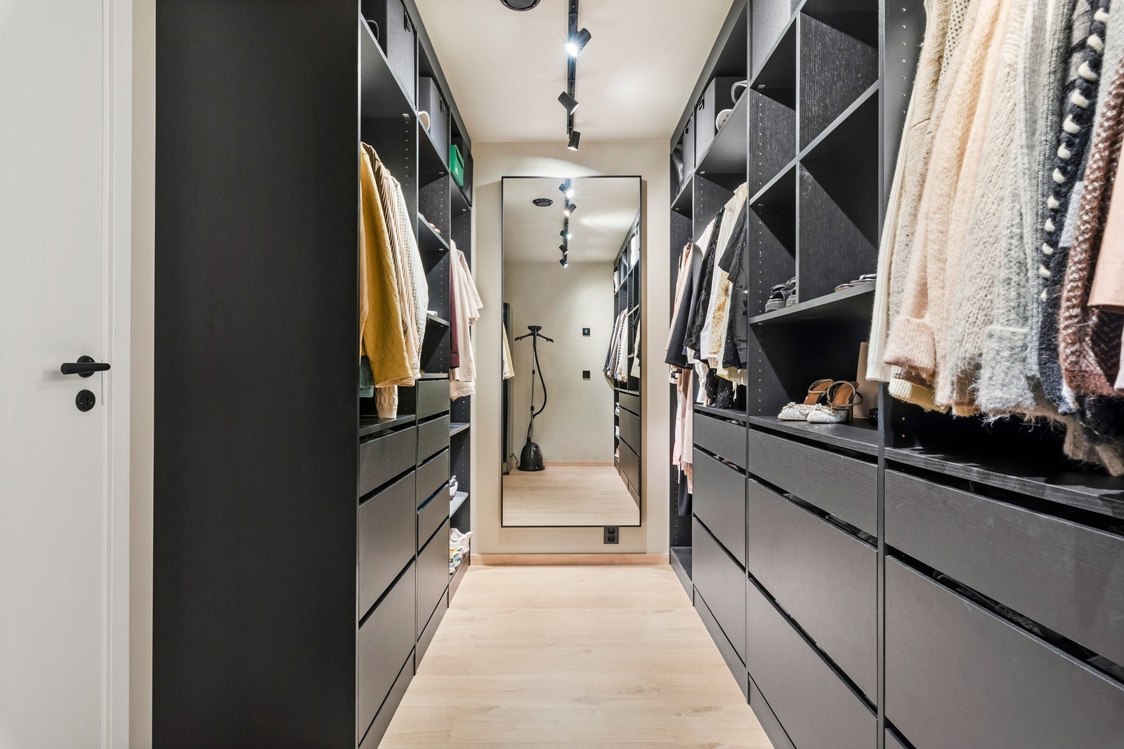 Eget garderoberom på ca 10 kvm med gode løsninger som har både hyller, skuffer og kort og langt "heng". Rommet har også varmekabler i gulv. Galleribilde