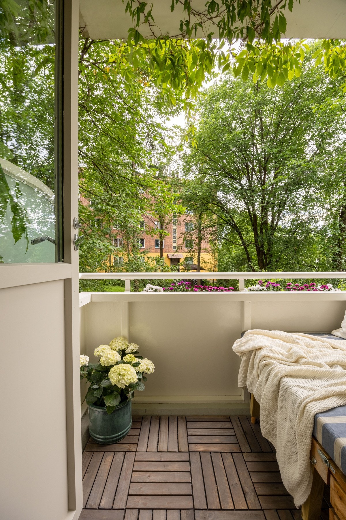 På balkongen følger det med plassbygde møbler og tilhørende madrasser. Lounge (på 120x140 cm) kan gjøres om til hjørnebenk. Galleribilde