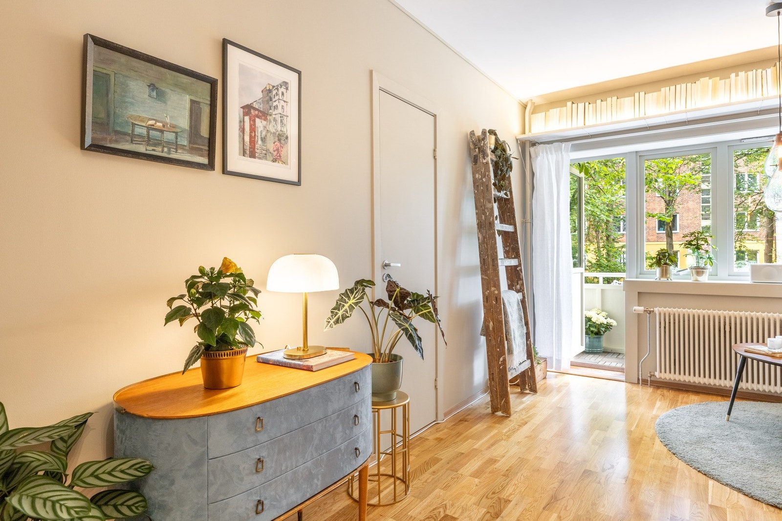 Lysmalte overflater og parkett på gulv gir et moderne uttrykk. Mer eller mindre alle overflater er malt i 2025. Galleribilde