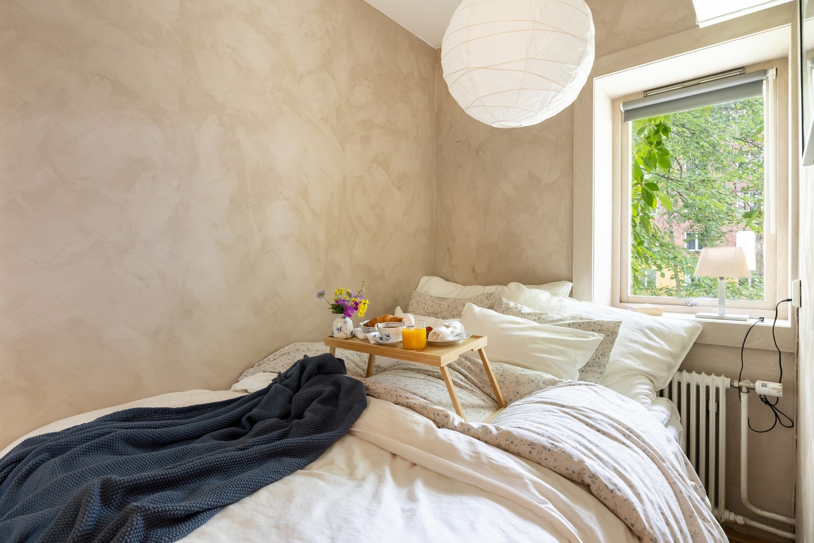 Trivelig soverom med plass til dobbeltseng. Galleribilde