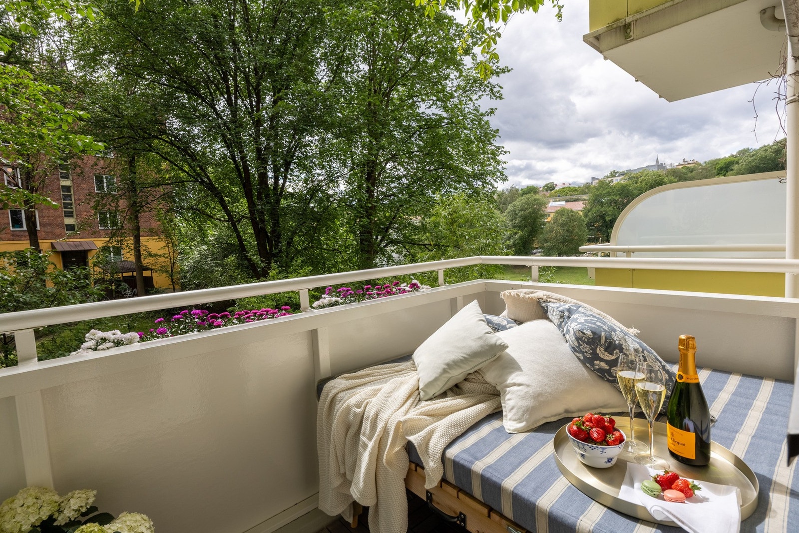 Leiligheten vender i sin helhet mot vakre Iladalen, med nydelig utsikt. Her bor du usjenert uten innsyn. Galleribilde