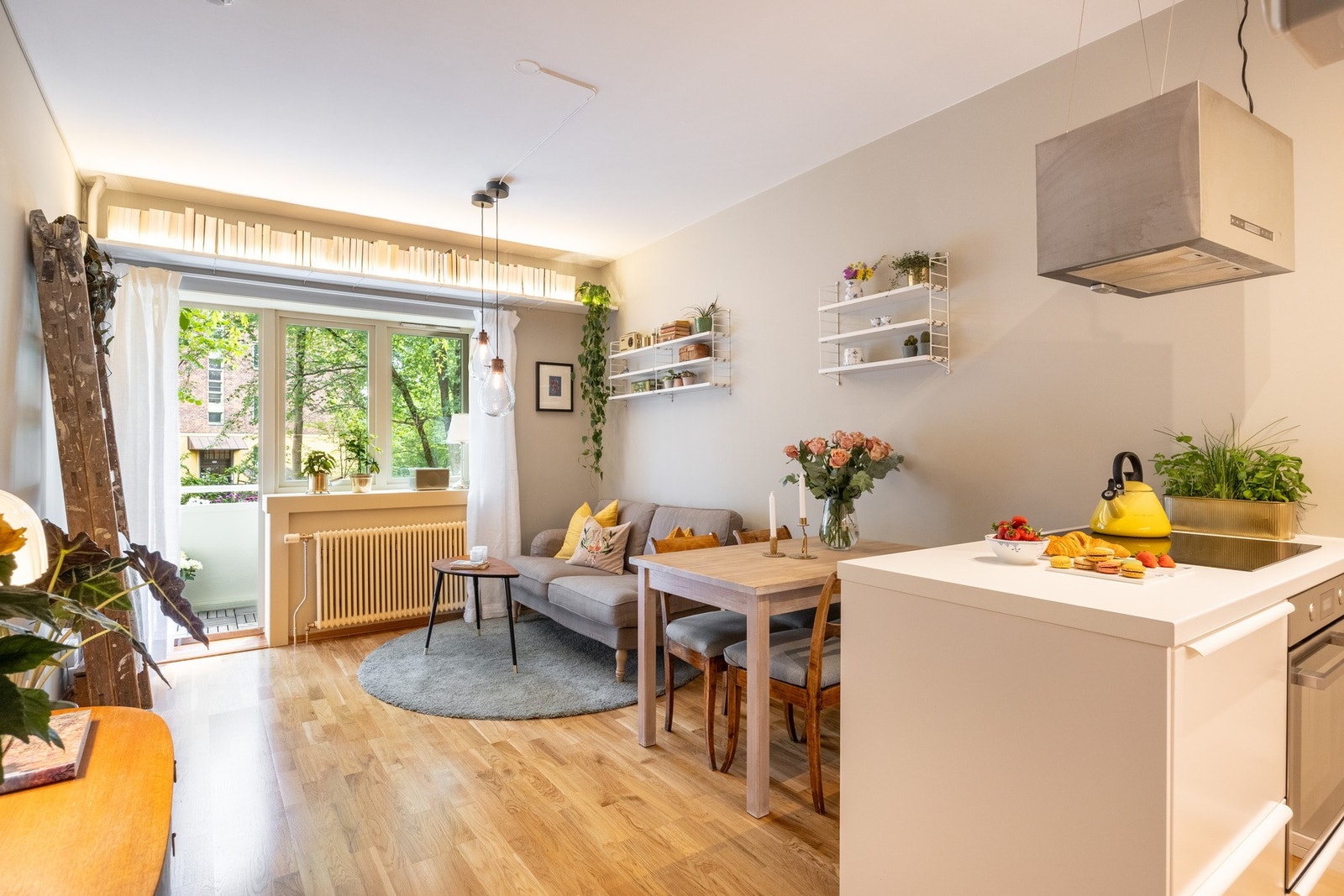 Store vindusflater slipper inn rikelig med naturlig lys. Galleribilde