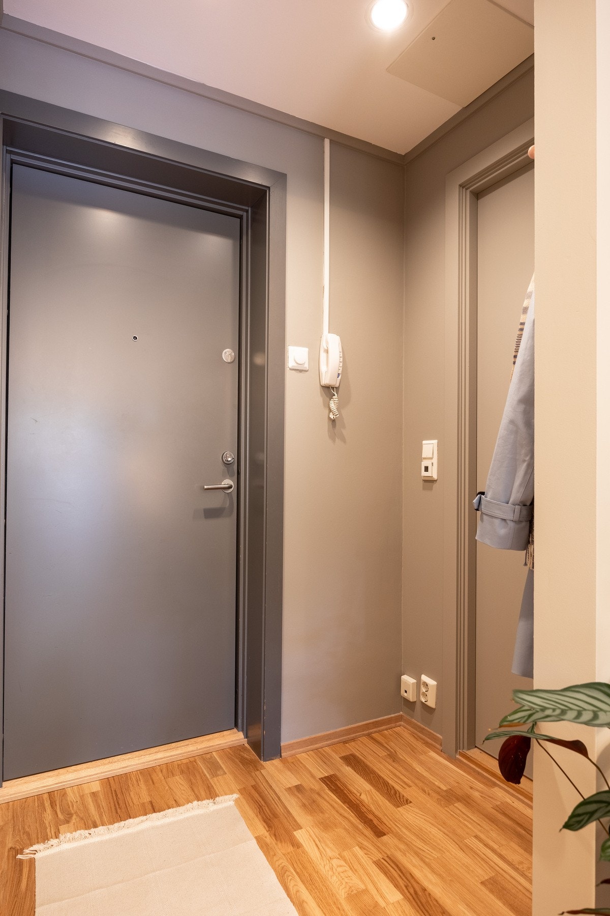 Pen entré med plass for klesoppheng og oppbevaring av sko. Galleribilde