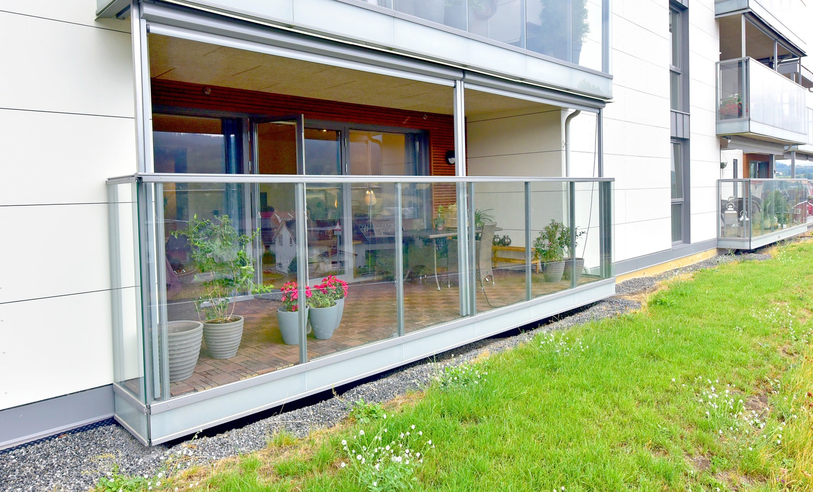 Terrassen ligger skjermet og lunt til, men lyst og med gode solforhold.
Utenfor terrassen er det plen og beplantning Galleribilde