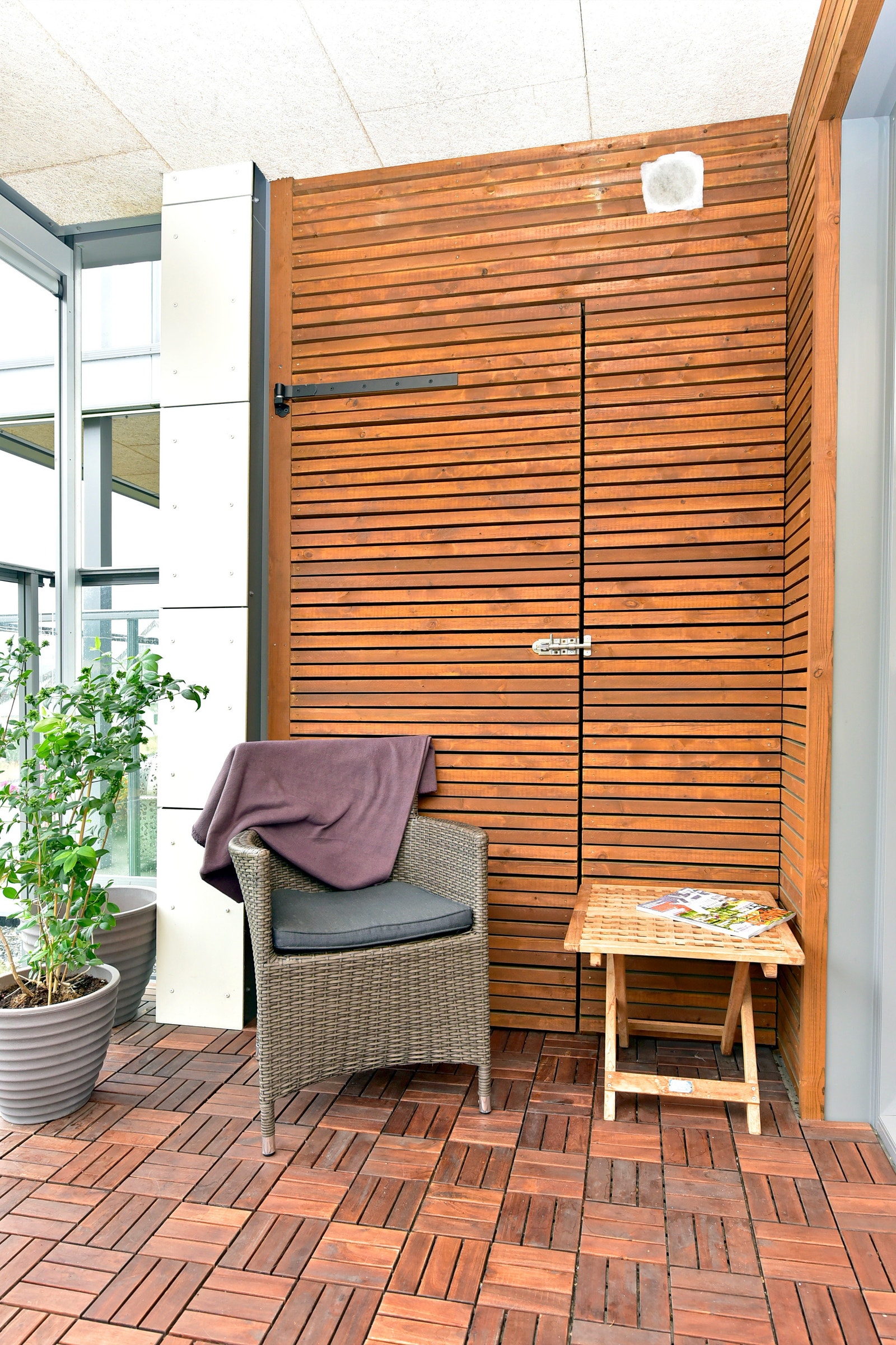 Terrasse med inngang til terrassebod Galleribilde