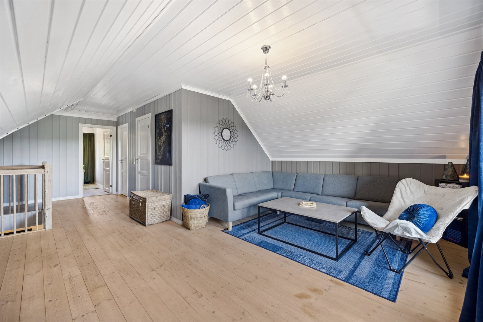 Loftstuen i andre etasje gir ekstra rom for opphold og samvær. Rommet har skråhimling og utgang til en overbygget terrasse. Dette gir fleksible møbleringsmuligheter, for eksempel som en TV-stue eller lekeareal. Galleribilde