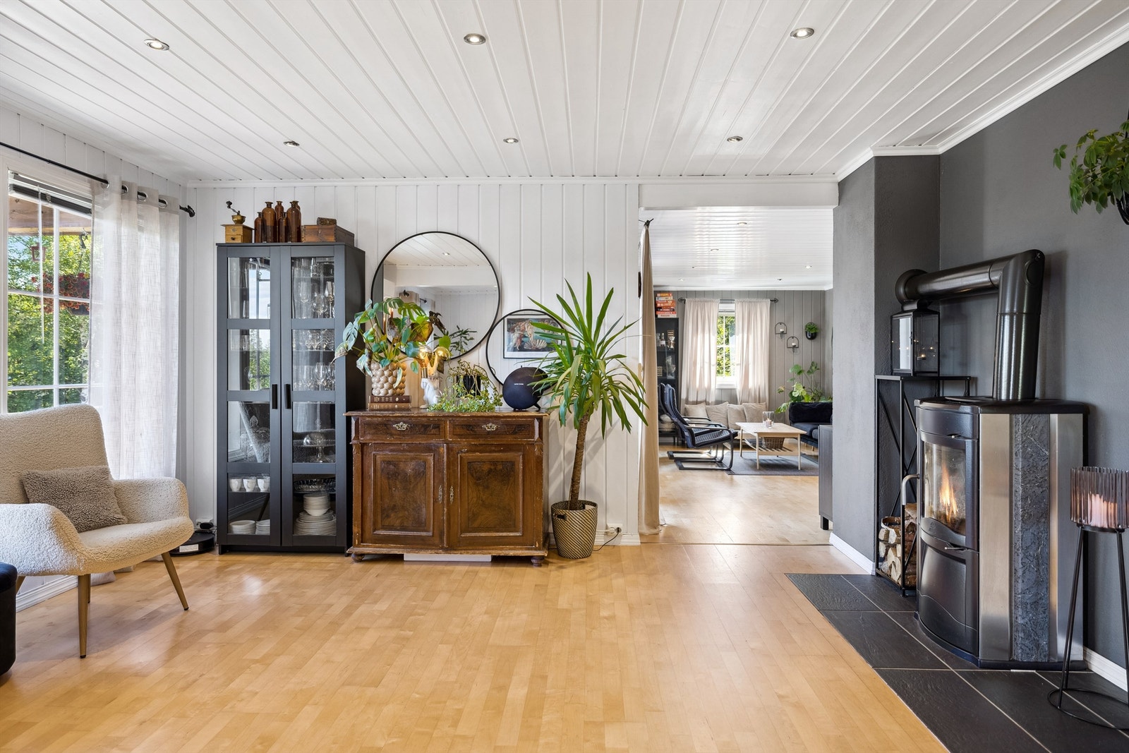 Fra spisestuen er det åpen løsning til kjøkkenet og videre adkomst til stuen. Spisestuen har et ildsted montert på flislagt underlag og en luft-til-luft-varmepumpe fra 2017. Galleribilde