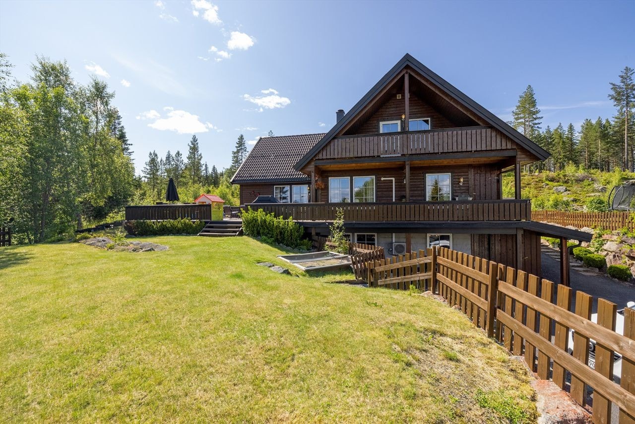 Det er inngjerdet rundt eiendommen. Galleribilde