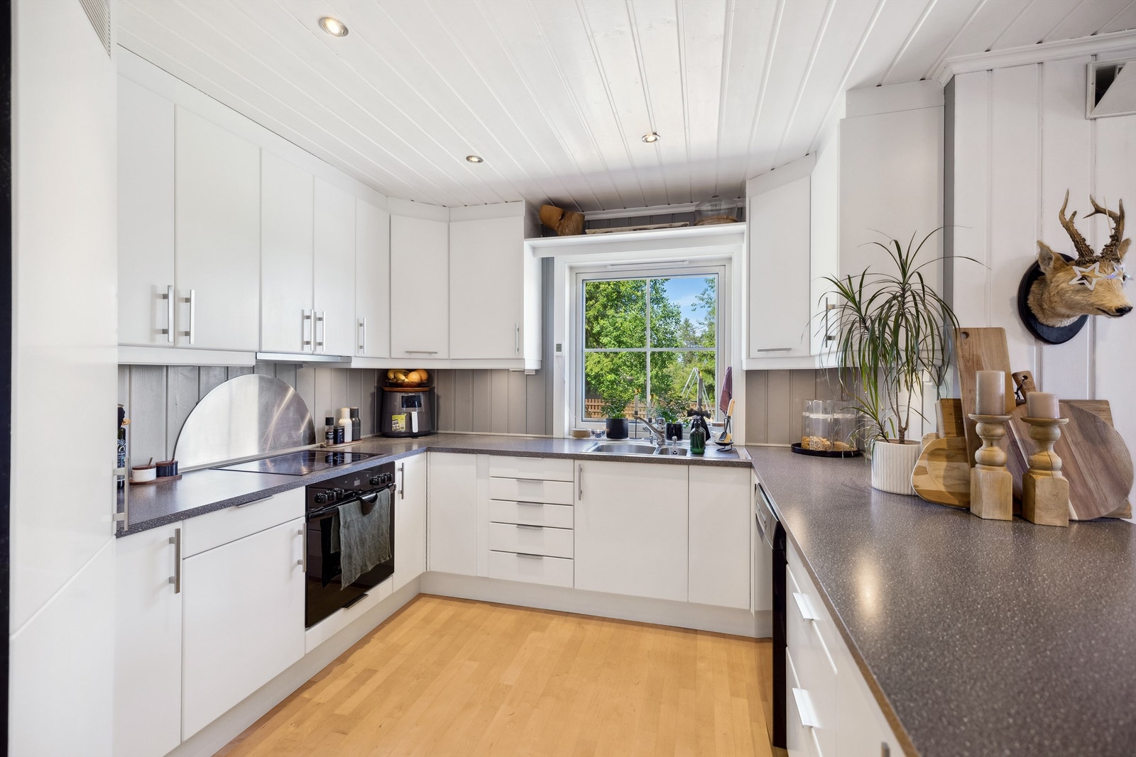 Innredningen fra byggeåret har laminerte fronter og benkeplater, med veggflater i malt panel over benken. Innredningen består av overskap, underskap og skuffer. Galleribilde