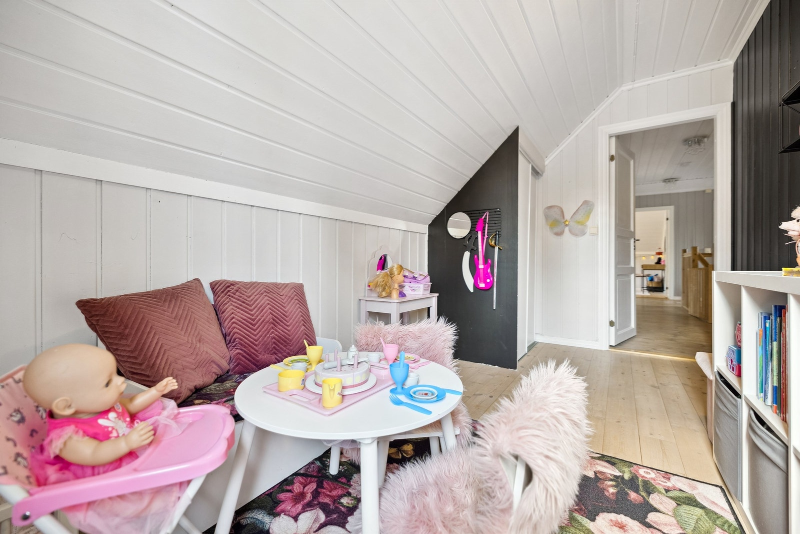 Rommene har fleksible løsninger for soveplasser og oppbevaring. To av rommene har plassbygde garderobeskap med skyvedører, og to andre rom har adkomst inn til kottet. Galleribilde