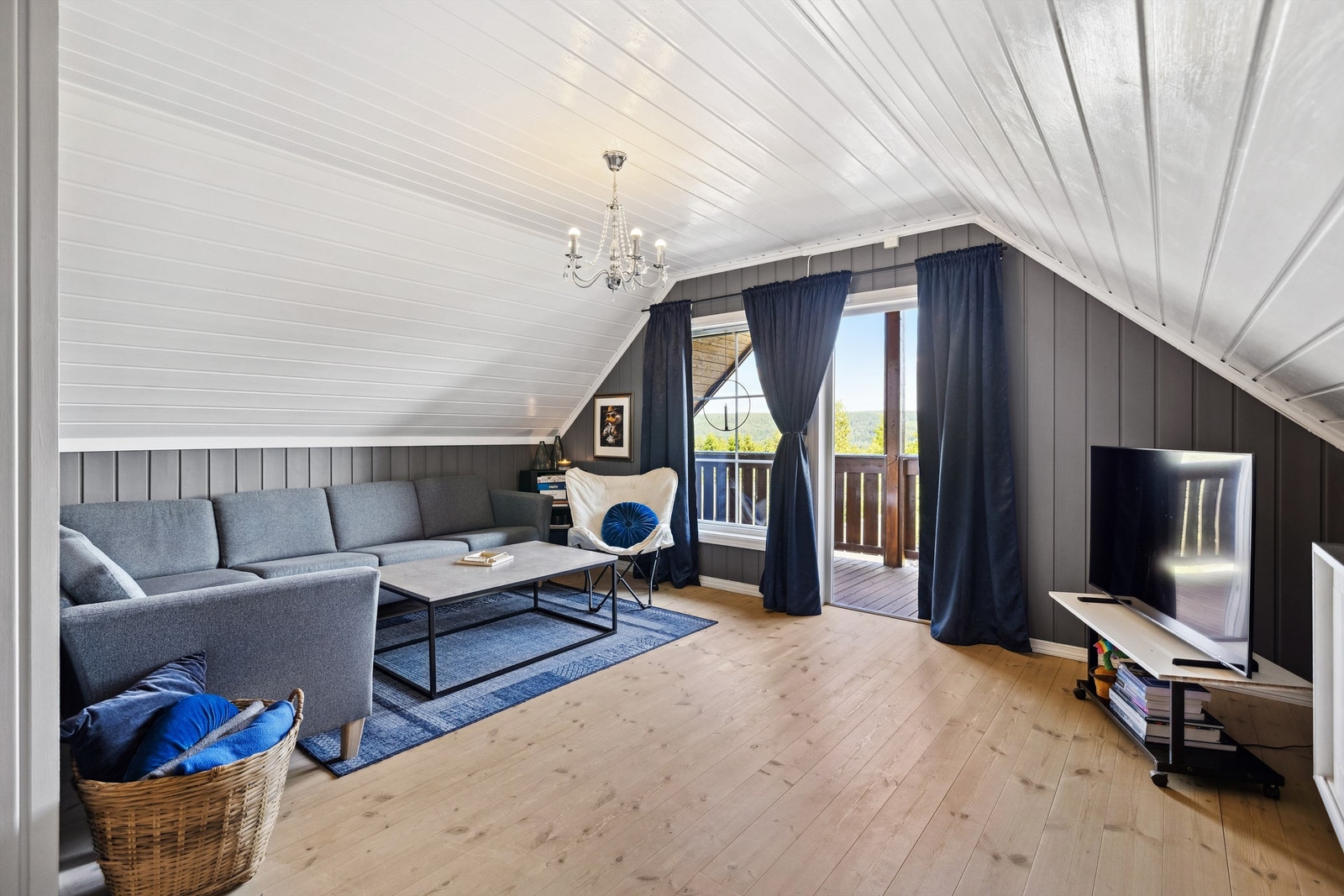 Fra loftstuen er det utgang til en overbygget terrasse på ca. 8m². Terrassen har impregnerte terrassebord som gulv og gir en fin uteplass med utsikt over nærområdet. Galleribilde