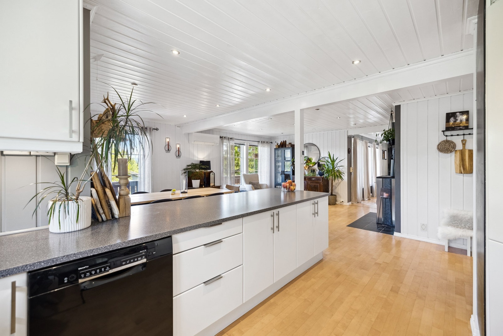 Kjøkkenet er utstyrt med integrert kjølehjørne, koketopp og stekeovn, samt opplegg for oppvaskmaskin. Kjølemotoren til kjøleskapet ble skiftet i 2019. Det er montert en ventilator over kokesonen. Galleribilde